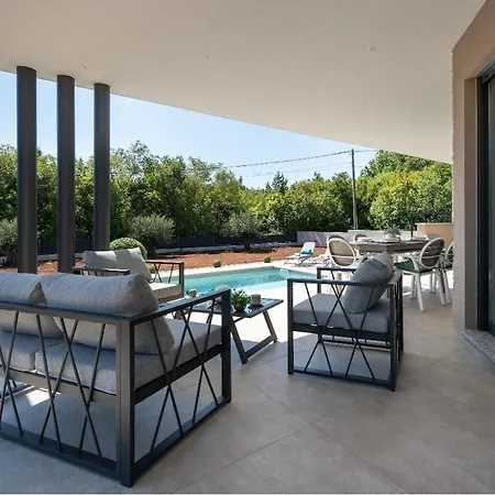 Lara, Luxury Modern House