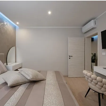 Lara, Luxury Modern House * Filipana