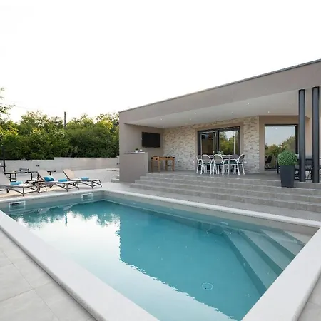 Lara, Luxury Modern House * Filipana