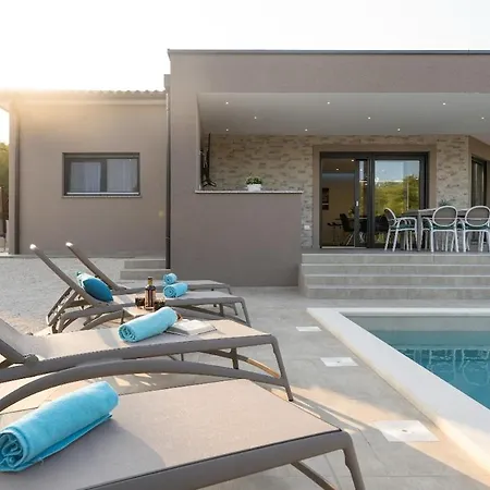 Lara, Luxury Modern House * Filipana
